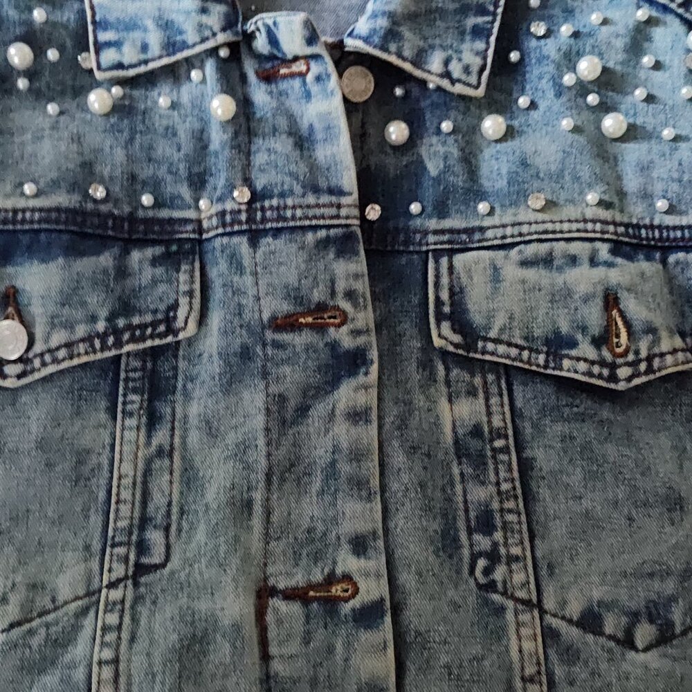 Veveret  Blue denim jacket adorned with rhinestone size M